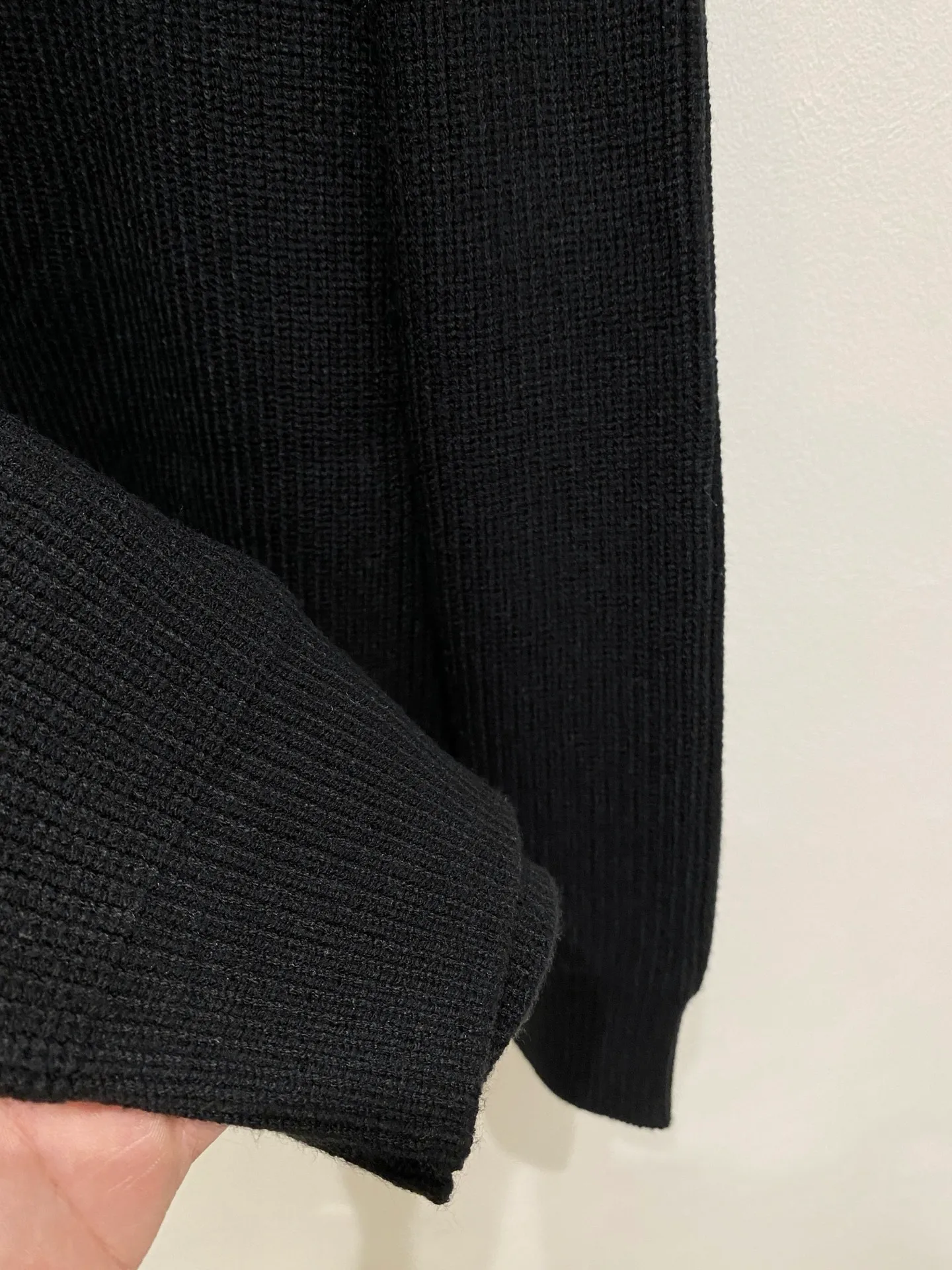 🅿️540 LV autumn and winter classic cardigan sweater, in full condition! ! ! Wool blended fabric, the latest model in 2025, golden ratio! ! Slim-fitting soft gold, versatile and practical item, the combination and practicality are extremely powerful, simple and elegant, and classy! To create your own style, it is highly recommended to buy it in two colors. The standard slim fit tailoring process is suitable for both young and old men. It is knitted from wool and will not cause any discomfort! While keeping warm, it is stylish, textured and wearable, and the classic logo with contrasting colors on the chest feels in place! ! Recommended for regular customers! ! Size M-3XL (maximum wear: 190 pounds)